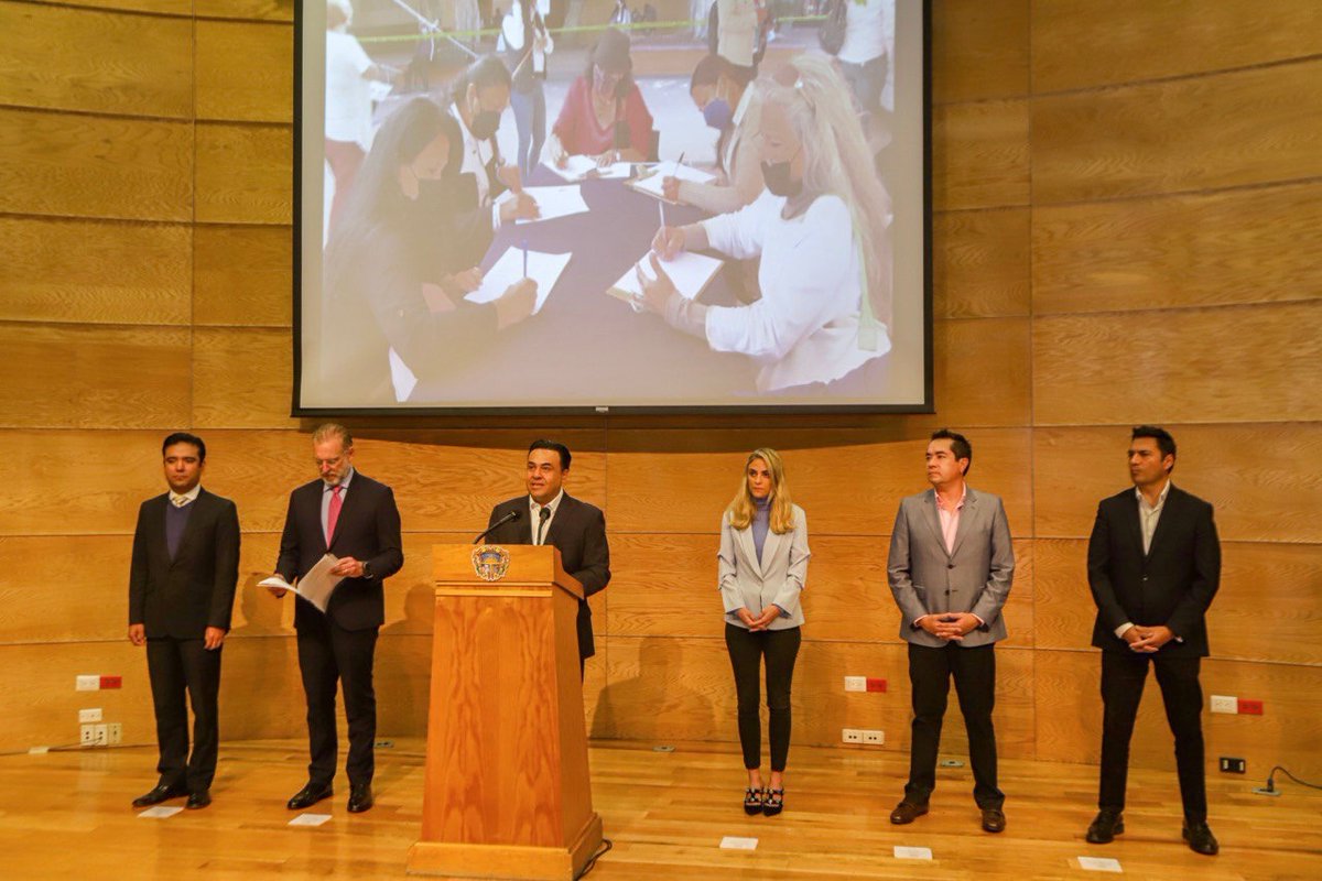 Con el programa Digitalización Exponencial, le echamos la mano a los emprendedores, MIPyMES y negocios de #ElQuerétaroQueQueremos 💙. Reducimos las brechas digitales y apoyamos su recuperación económica con la digitalización. Entra a la convocatoria aquí: bit.ly/3VihW9a.