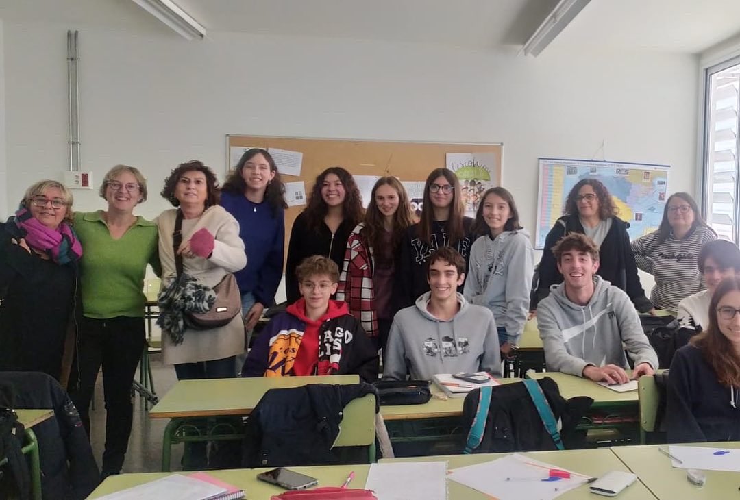 ins_jaumecallis's tweet photo. Avui ens han visitat dues professores del Liceo Amedeo Avogrado de Biella (Itàlia). S’han reunit amb les tres alumnes italianes que estan cursant el 1r trim al #callis, les alumnes catalanes acollidores que aniran a Biella al 2n trim, i les coordinadores Erasmus i Direcció 🇮🇹🇪🇺 https://t.co/pDeYaEf7et