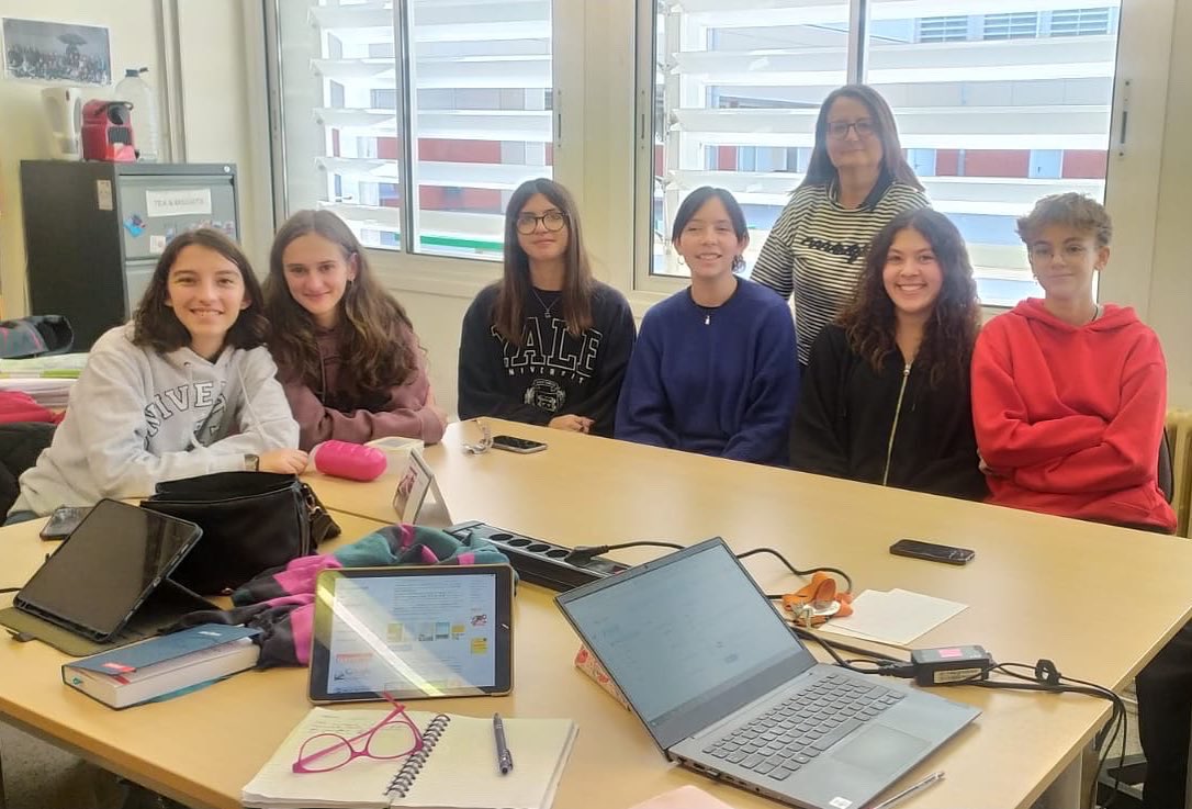 ins_jaumecallis's tweet photo. Avui ens han visitat dues professores del Liceo Amedeo Avogrado de Biella (Itàlia). S’han reunit amb les tres alumnes italianes que estan cursant el 1r trim al #callis, les alumnes catalanes acollidores que aniran a Biella al 2n trim, i les coordinadores Erasmus i Direcció 🇮🇹🇪🇺 https://t.co/pDeYaEf7et