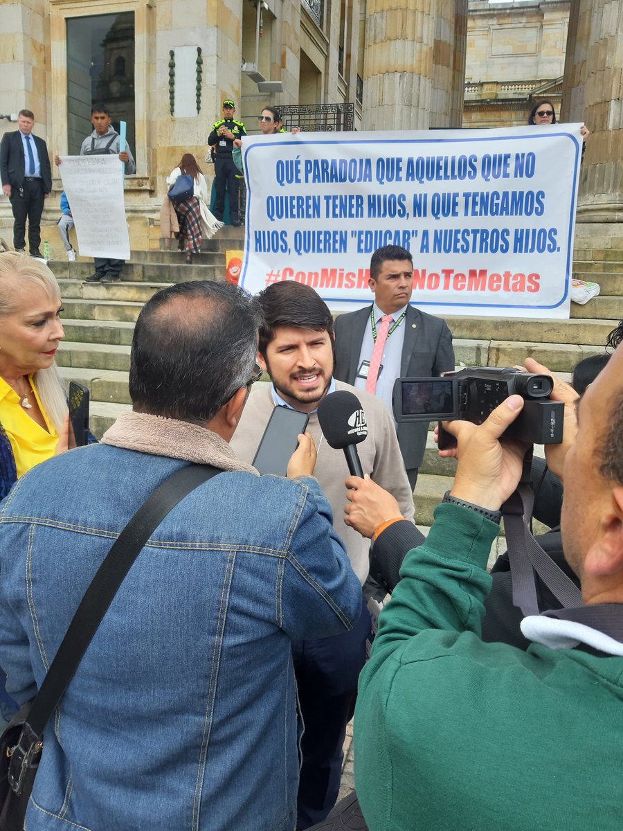 LuismLopezA's tweet photo. Hoy juntos gritamos #ConMisHijosNoTeMetas 🇨🇴 https://t.co/e54cUi6qCV