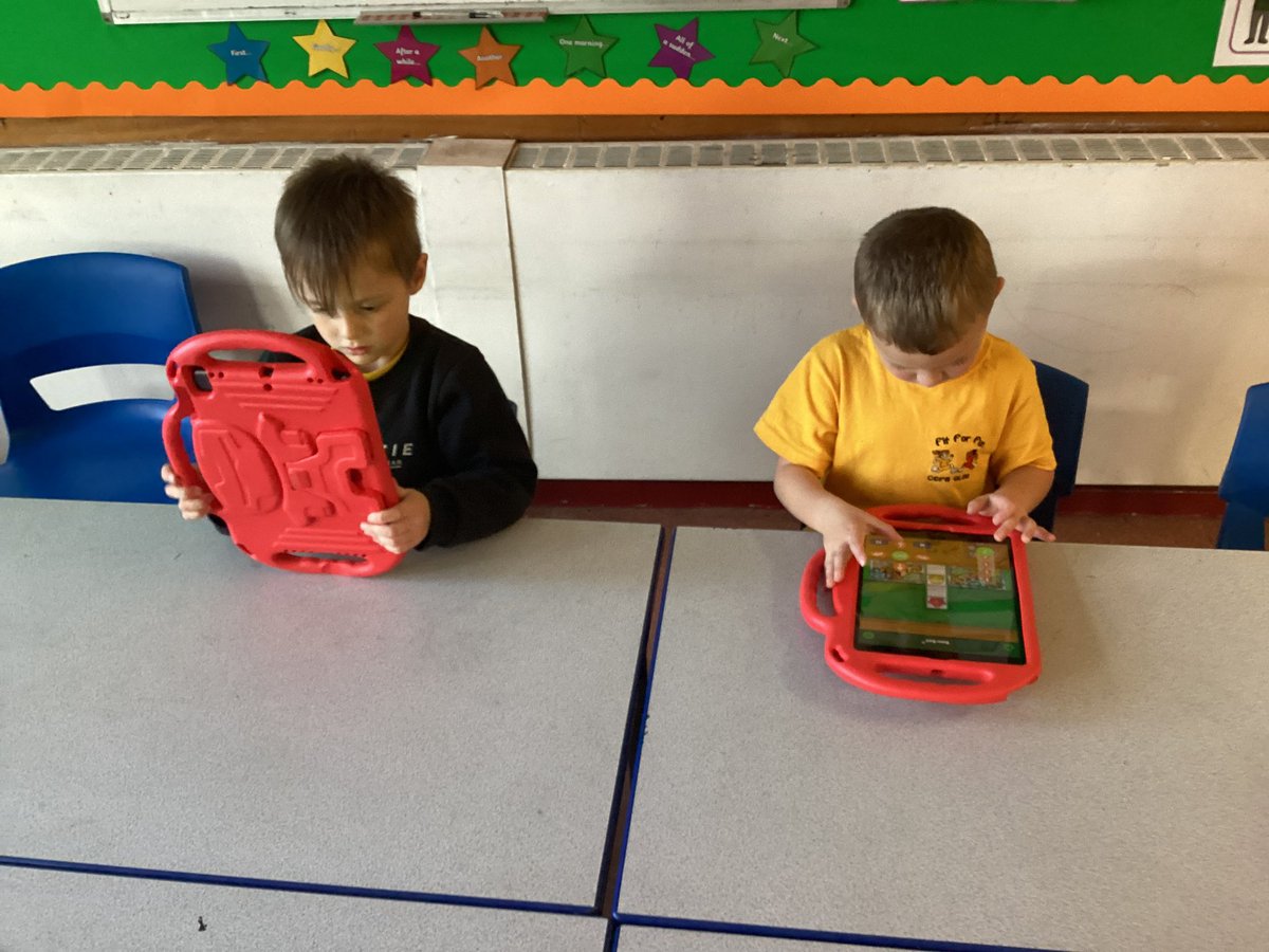 CGIPhillips's tweet photo. We loved using the Bee-Bot app π to practise giving the Bee-Bot instructions. #AmbitiousCapableLearners #CGISciTech https://t.co/dnqfqPD7SX