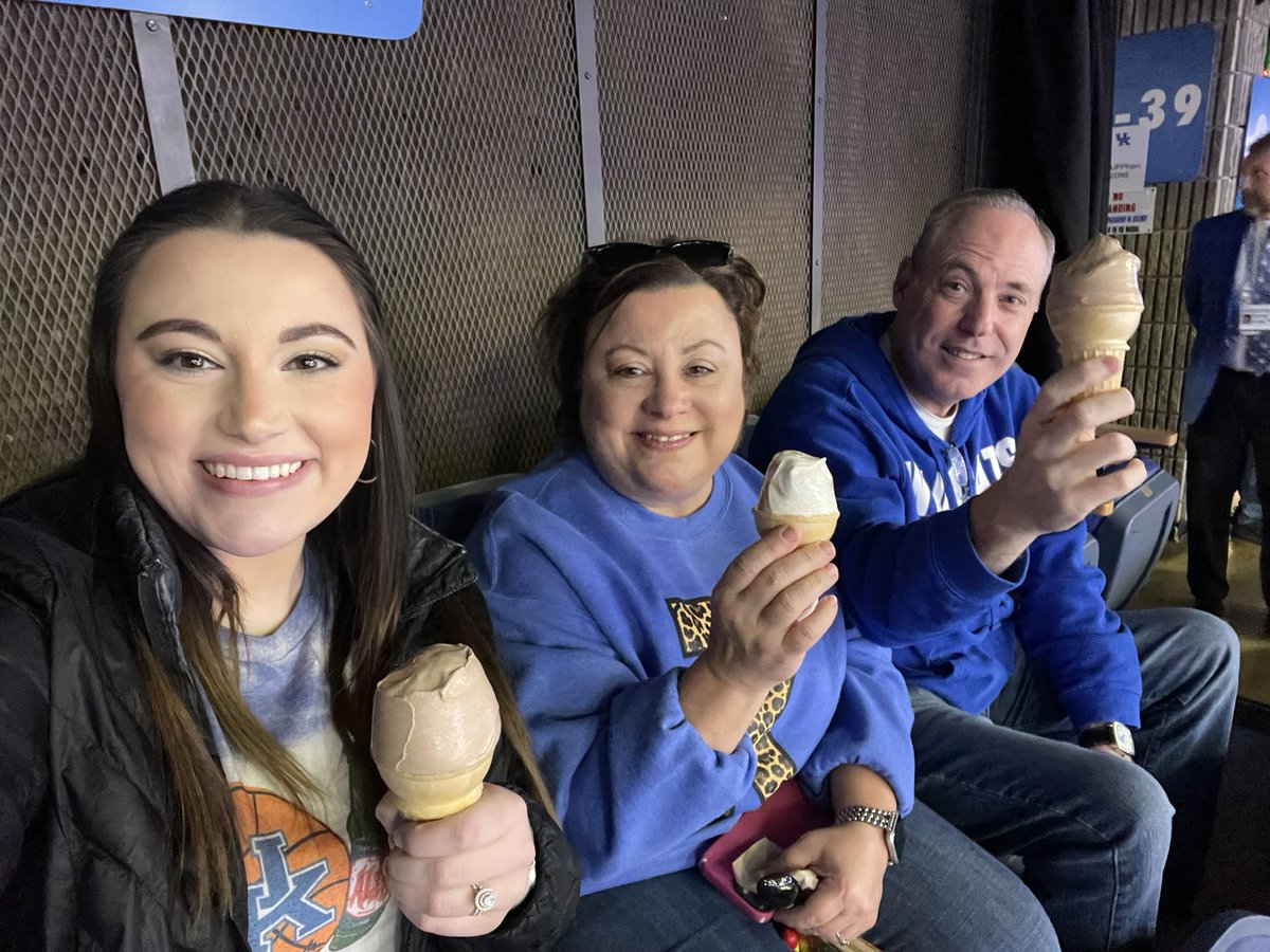 We got our favorite ice cream! Now we are ready for the game! #WeAreUk 😼🏀💙