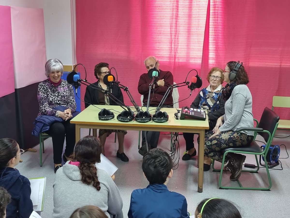 CeipMirador's tweet photo. 🔥RADIO MIRAVOZ ON FIRE🔥
Nuestros mayores han visitado hoy el colegio para participar en el programa de radio Miravoz. Los alumnos de 6° les han entrevistado sobre la escuela en su infancia y la vida de antes y de ahora. Aprendemos y disfrutamos entre generaciones. https://t.co/uDqG7hOz0N