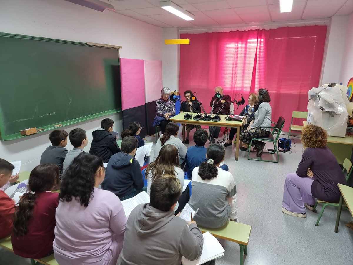 🔥RADIO MIRAVOZ ON FIRE🔥
Nuestros mayores han visitado hoy el colegio para participar en el programa de radio Miravoz. Los alumnos de 6° les han entrevistado sobre la escuela en su infancia y la vida de antes y de ahora. Aprendemos y disfrutamos entre generaciones.