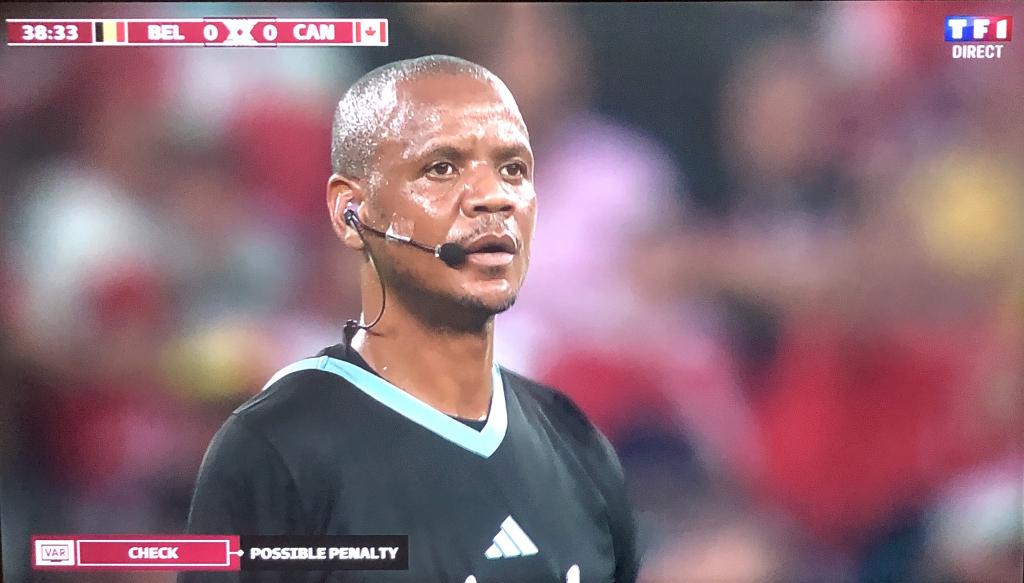 dfatnassi's tweet image. #BELCAN Le #GOAT𓃵 de l'arbitrage regardant le #NOAT de la #CoupeDuMondeFIFA