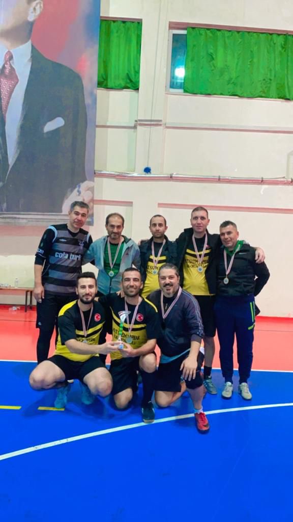 24 Kasım Öğretmenler Günü Etkinlikleri kapsaminda düzenlenen Futsal turnuvasında okulumuz 2. olmuştur emeği geçen arkadaşlara teşekkür ederiz.
@harungergin 
<a href="/tcmeb/">Millî Eğitim Bakanlığı</a> <a href="/MersinMEM/">Mersin İl Millî Eğitim Müdürlüğü</a> <a href="/AdemKoca46/">Adem Koca</a> <a href="/batuhan__bingol/">Batuhan Bingöl</a> <a href="/MemBasin/">BASIN VE HALKLA İLİŞKİLER</a>