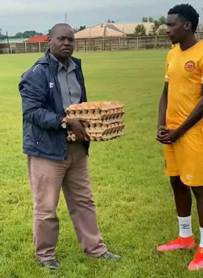 Nigeria League Top scorer Kennedy Musonda of Power Dynamos recieved 4 trays of Eggs after scoring the only goal in the Derby over the weekend. 😂😂 #NigeriaLeague #FIFAWorldCup #CristianoRonaldo 
#Qatar2022