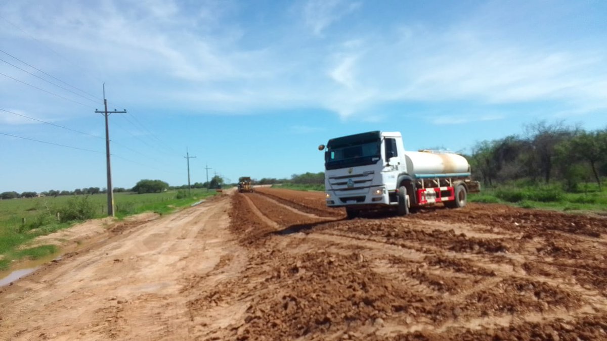 RutaDeLaLechePy's tweet photo. Ruta de la Leche - Reinicio de tareas luego de las lluvias, en el Lote 3 – TECSUL, con trabajos de secado, para luego proceder a la compactación de la capa de suelo mejorado en la Prog. 26+300 y mantenimiento del camino en la Prog.25+800 y 26+000.
@el_BID @mopcparaguay https://t.co/zmP6lmh1KP