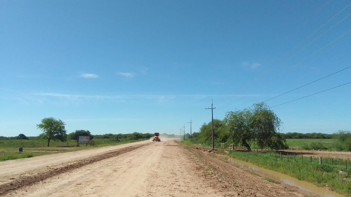 RutaDeLaLechePy's tweet photo. Ruta de la Leche - Reinicio de tareas luego de las lluvias, en el Lote 3 – TECSUL, con trabajos de secado, para luego proceder a la compactación de la capa de suelo mejorado en la Prog. 26+300 y mantenimiento del camino en la Prog.25+800 y 26+000.
@el_BID @mopcparaguay https://t.co/zmP6lmh1KP