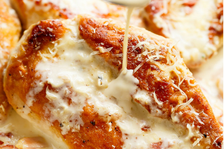 CocinayVino's tweet photo. Este pollo🐔 a la carbonara lleva principalmente parmesano, tocineta y crema de leche. ¡No te lo pierdas! https://t.co/jFpUCjefof https://t.co/hamaxkBqZe