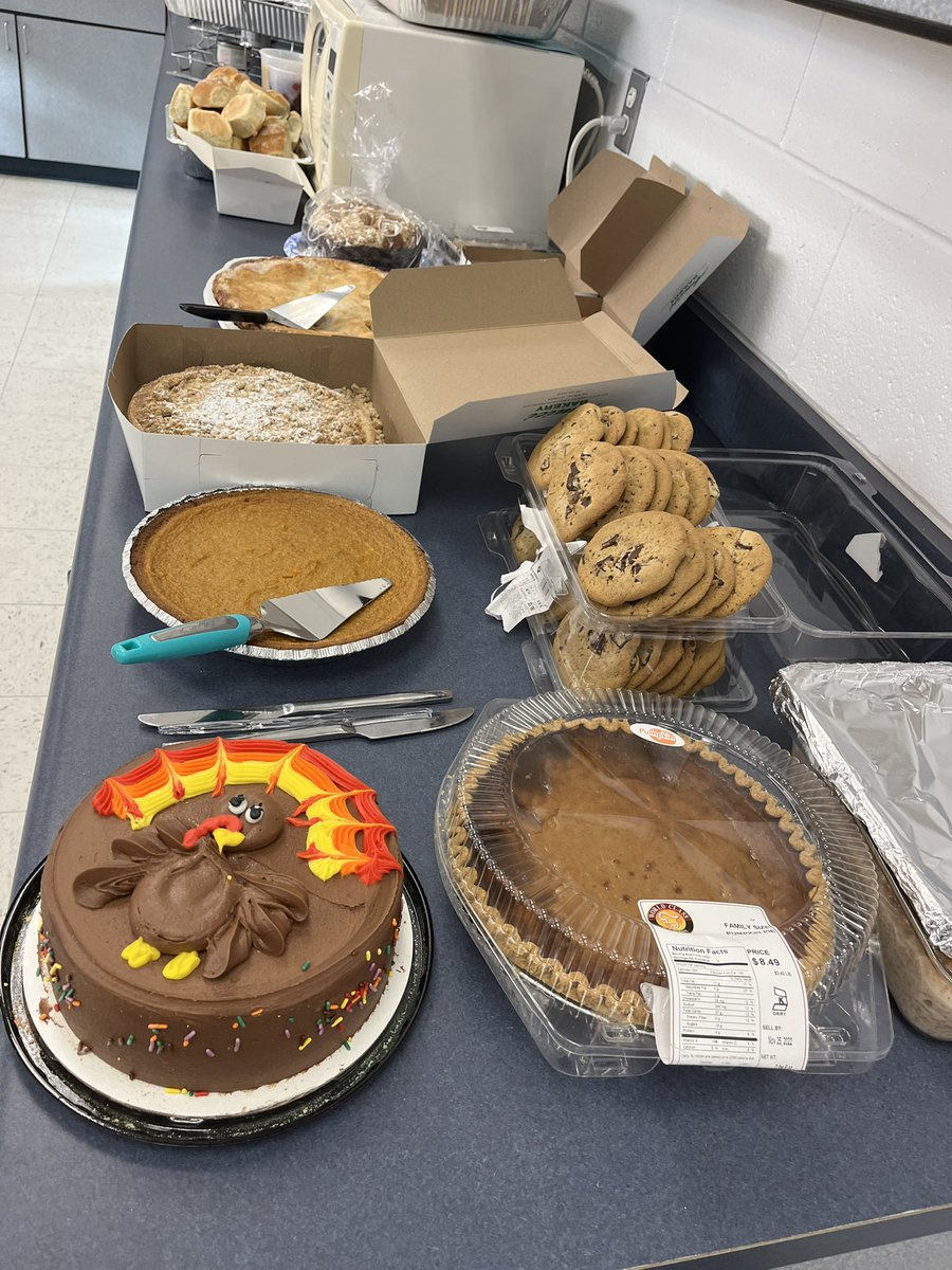 Mrs_Fras_Art's tweet photo. One of my favorite school events ever, so glad our annual RAISE-giving has returned, along with some favorite alumni with words of advice for our young students. Thank you @McLoones for the wonderful feast for these great students! #raiseacademy #theregional https://t.co/NJWsRqDKoZ