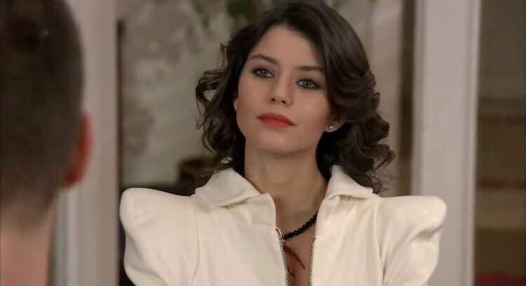 Seninde öğretmenler günün kutlu olsun kraliçe bize yalancılara, korkaklara güvenmememiz gerektiğini öğrettin.