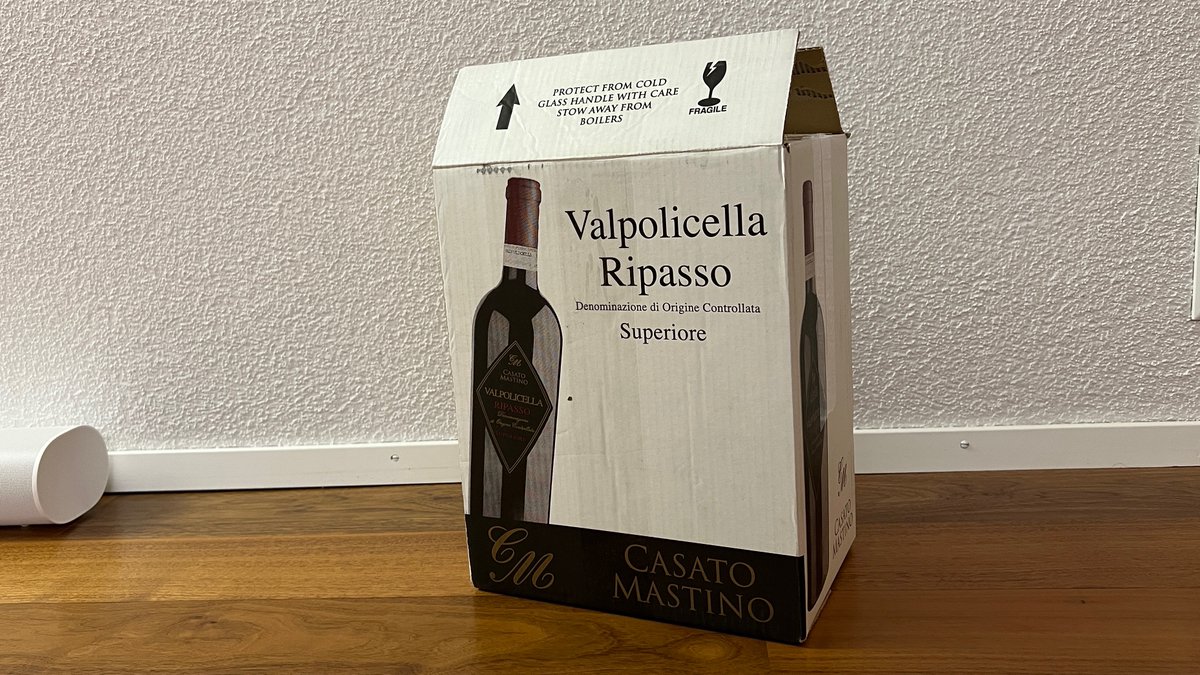 Thomie_ch's tweet photo. Ich habe mir mal wieder etwas auf Ricardo geleistet. Das kam heute per Post in diesem Weinkarton. Wein könnte mir nicht egaler sein. Ich bin so viel glücklicher mit den beiden alten Lego-Sets, die drin sind! Fotos folgen. 😉 https://t.co/hOCC4uqy1R