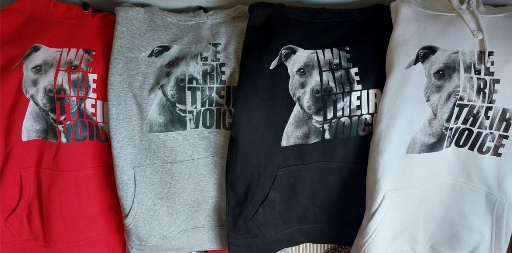 life4pitbulls's tweet image. Y ahora que empieza más el frío , ¡Abrígate y ponte nuestra sudadera "We are their voice"!.🐶
Hay para todas las tallas y disponemos de variedad de colores, con un precio de 25 euros la unidad. 
Si estás interesad@, envíanos un mensaje y atenderemos cualquier duda que tengáis. 🙂