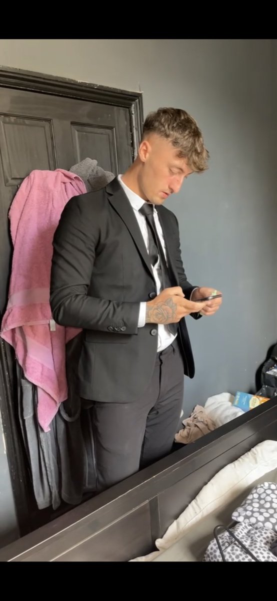 tradiesam27's tweet photo. 200 retweets and i’ll drop some suit content🥵😈🥰 https://t.co/ftwKMEwjhC
