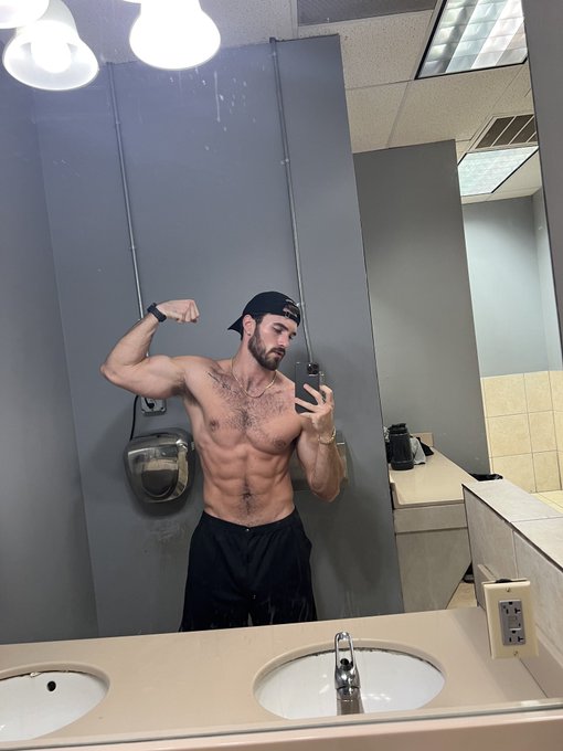 chow time 🦃 https://t.co/o6GBN0uyoc https://t.co/gGtaVcr8C3