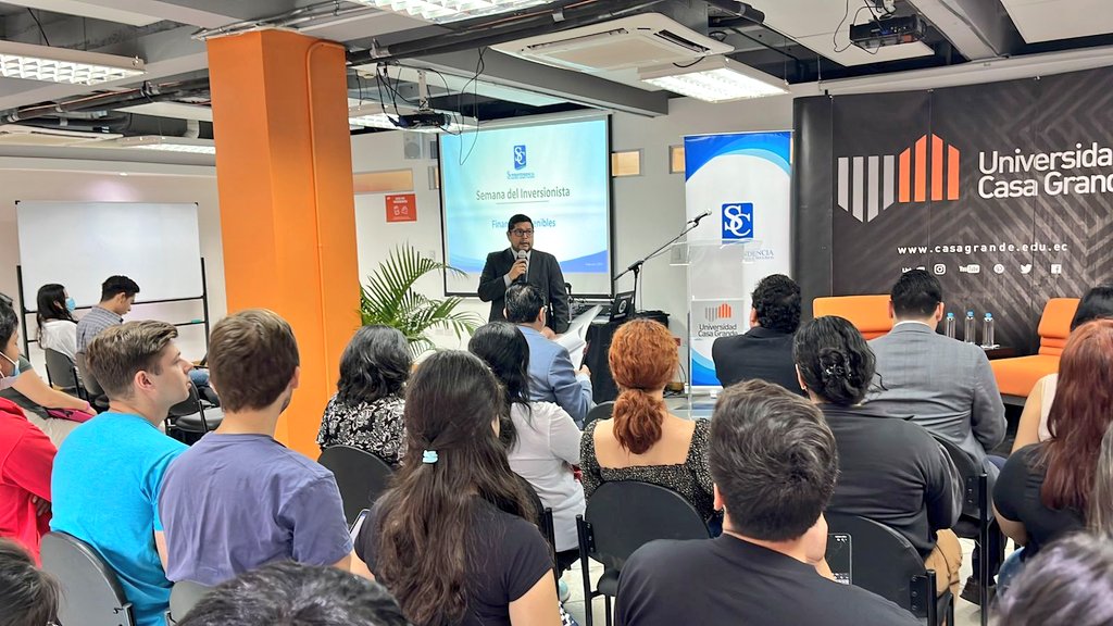 SuperintEC's tweet photo. Hoy compartimos la #SemanaDelInversionista junto a estudiantes de la @ucasagrande  📊💰 Dialogamos sobre finanzas sostenibles, resiliencia del inversionista, entre otros temas del #MercadoDeValores. 

@BVGEcuador https://t.co/fJtprSKg7b