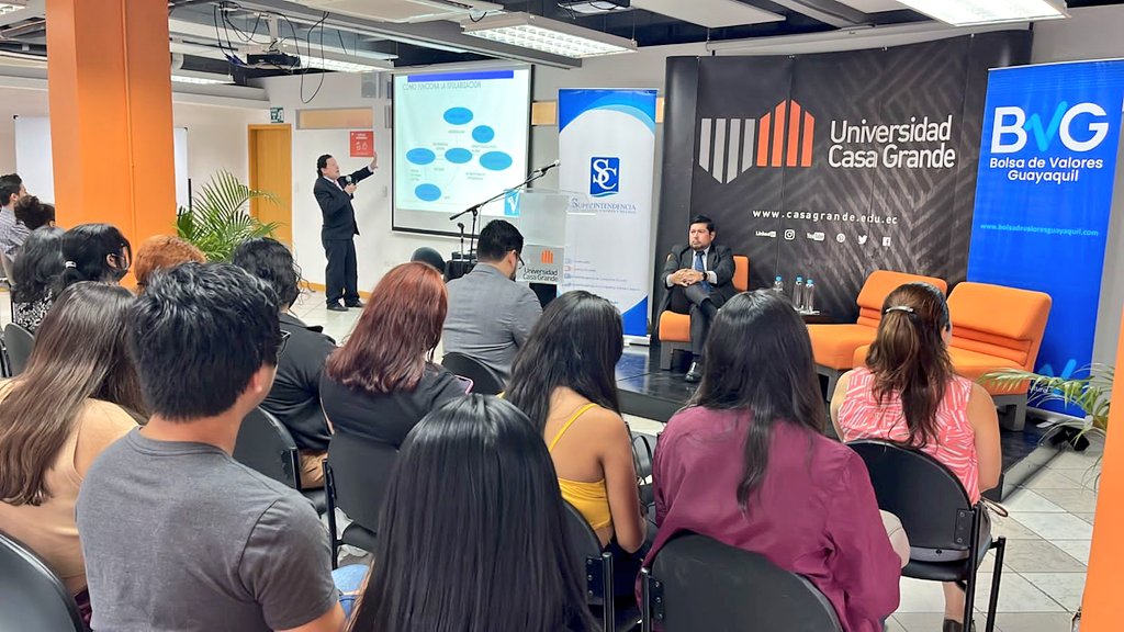 SuperintEC's tweet photo. Hoy compartimos la #SemanaDelInversionista junto a estudiantes de la @ucasagrande  📊💰 Dialogamos sobre finanzas sostenibles, resiliencia del inversionista, entre otros temas del #MercadoDeValores. 

@BVGEcuador https://t.co/fJtprSKg7b