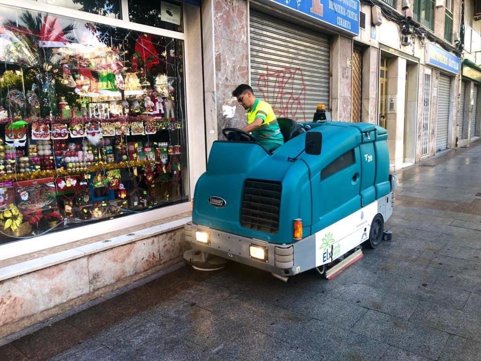 elxverdaineta's tweet photo. 🚛💦 ¿Has visto nuestra #fregadora en acción?
🔝 Obtiene los mejores resultados en la #limpieza de #plazas y #calles.
📍📸 Actuación en el barrio de #Carrús, en la avenida de Novelda y avenida Diagonal.
#elxverdaineta #ajuntamentdelx #elche https://t.co/bu31P6anyY