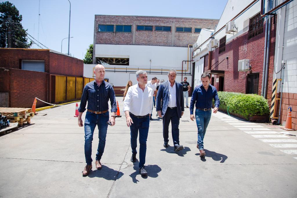 JuanZabaletaOK's tweet photo. Junto nuestro embajador en Brasil, @danielscioli, recorrimos #TACSA en Villa Tesei.
Esta PyME, encabezada por Matías Matiazzo, que además preside la Unión Industrial de Hurlingham, exporta a Brasil cintas de PVC y autosoldables para el mercado eléctrico, ferretero y automotor. https://t.co/VQ3tSNORUV