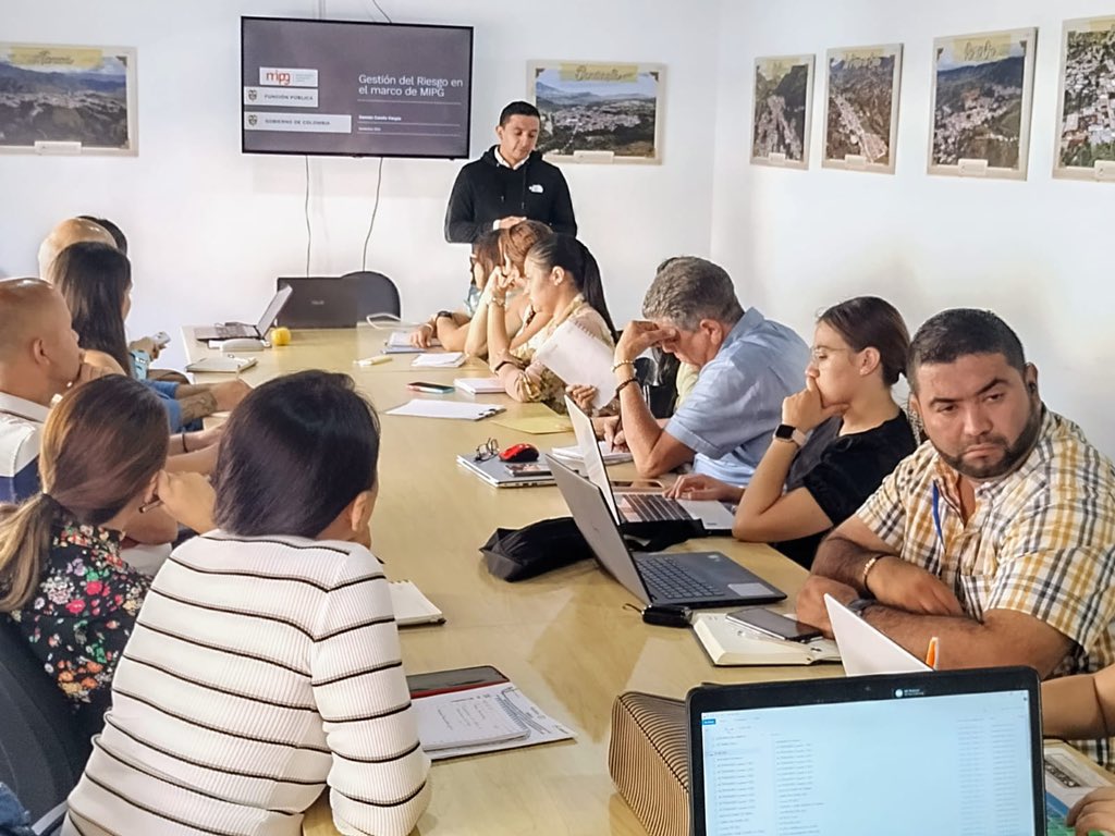 DAFP_COLOMBIA's tweet image. Con el acompañamiento del #DAFP se llevó a cabo el evento “Generación de capacidades en equipos de gobiernos municipales, para la implementación de la Política de Riesgos en el marco de #MIPG”. Esta actividad contó con la participación de distintas alcaldías de Norte de Santander
