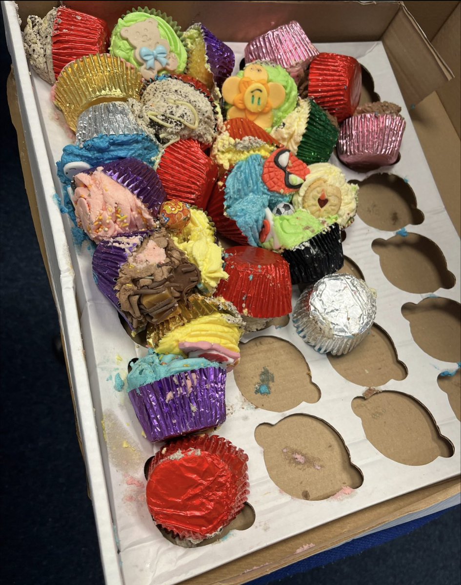 Cupcakeexpress1's tweet photo. @TraceyB14350076 @apcdelivery @parcelforce Would have to agree with you there! https://t.co/WWXHMqaqHS
