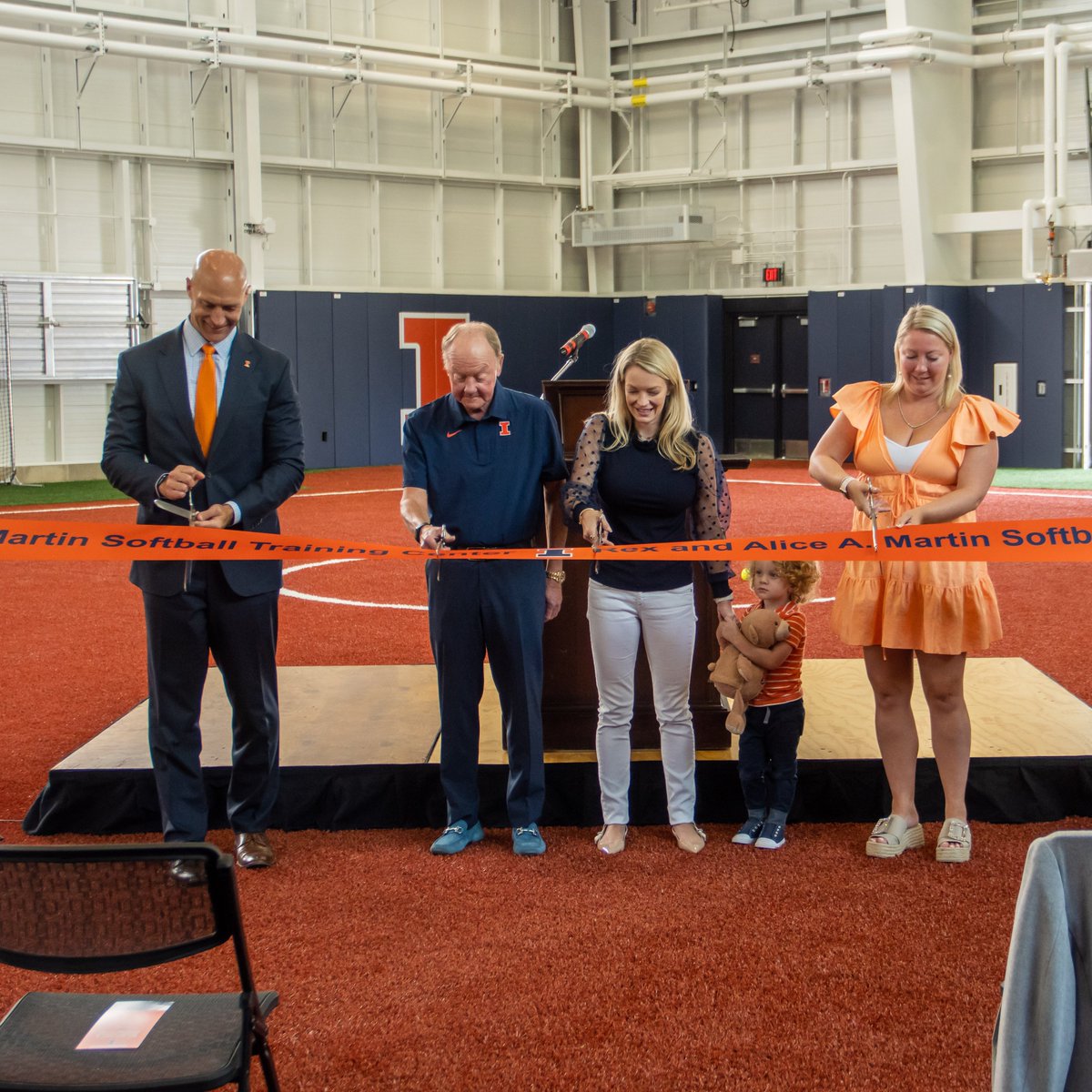 Make a gift to the <a href="/IlliniIFUND/">Illinois I FUND</a> this #GivingTuesday and receive an exclusive Oskee Wow Wow scarf as a thank you!

You don't have to wait though, make a gift today 🎁

𝐆𝐢𝐯𝐞: bit.ly/3UYeNex

#Illini | #HTTO