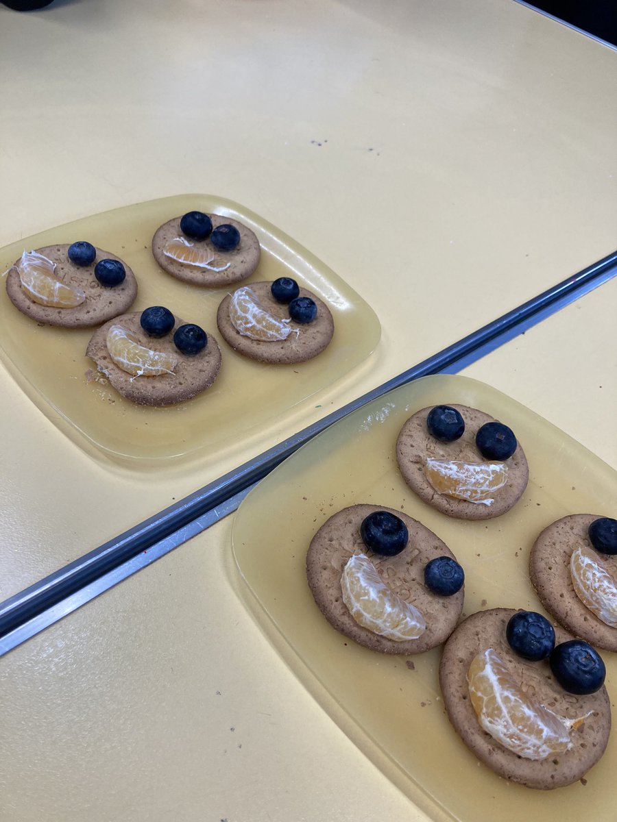 ibroxprimary's tweet photo. Being very creative this afternoon #Funsnack #Pineconedecorations 🙂☺️ https://t.co/4HbrCZITGZ