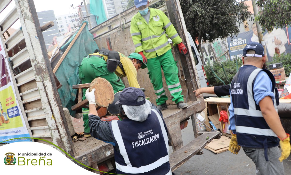 muni_brena's tweet photo. La Municipalidad de Breña desde las Gerencia de Seguridad Ciudadana, la Subgerencia de Fiscalización Administrativa y efectivos de la Policía Nacional realizaron un plan de recuperación de espacios públicos en la cuadra 11 de la Av. Bolivia. https://t.co/lLOmr3Tiym