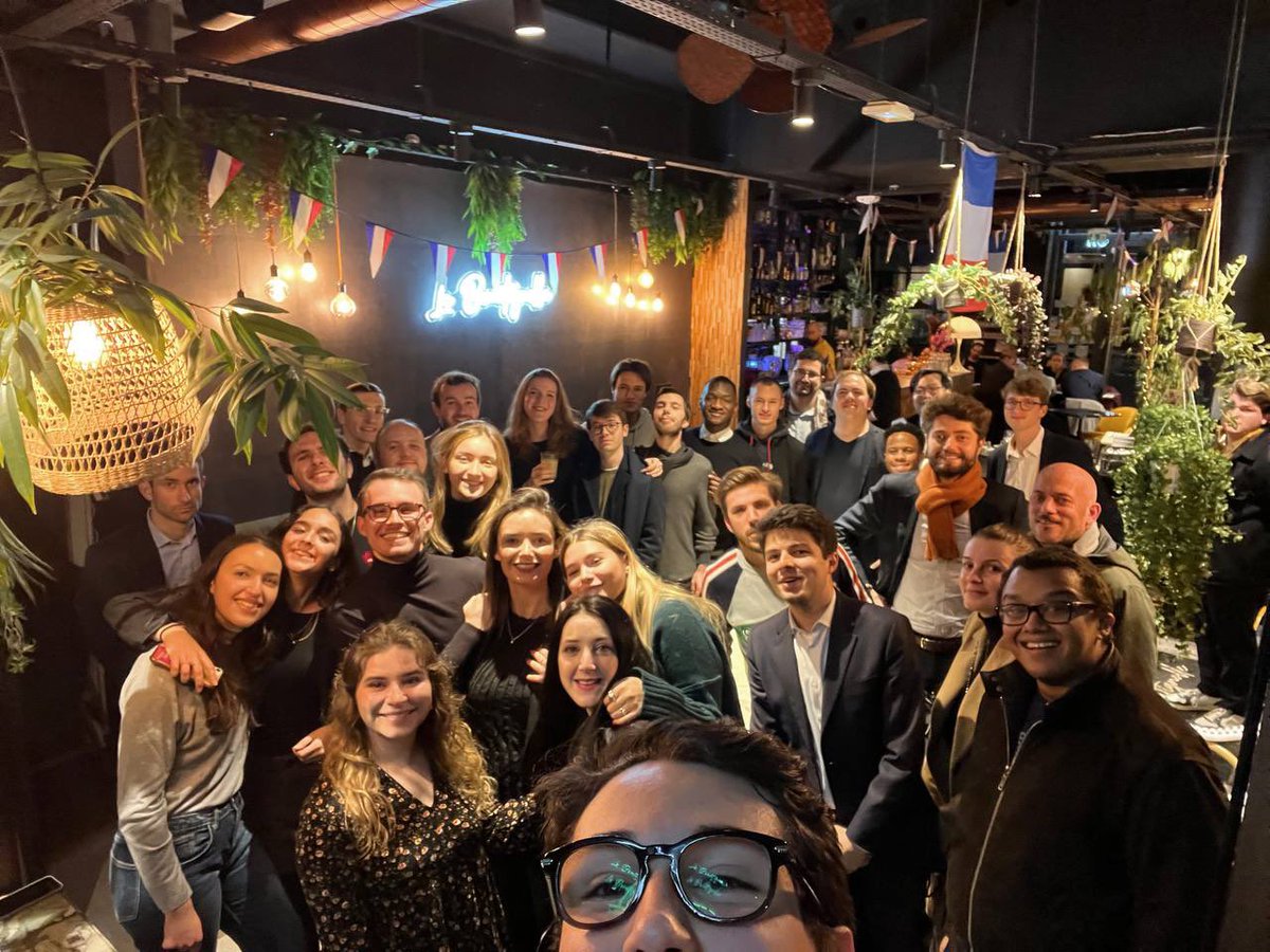 Entouré des <a href="/JeunesMacron75/">Jeunes Avec Macron Paris</a>, j’ai pu renouveler mes sincères félicitations à <a href="/Julie_PSM75/">Julie Piton Saint Martin</a> pour sa nomination comme référente du nord-ouest de Paris ainsi qu’à son équipe.

Ton énergie et tes compétences sont une chance pour notre mouvement. 

Compte sur mon plein soutien ! 🙏🏻