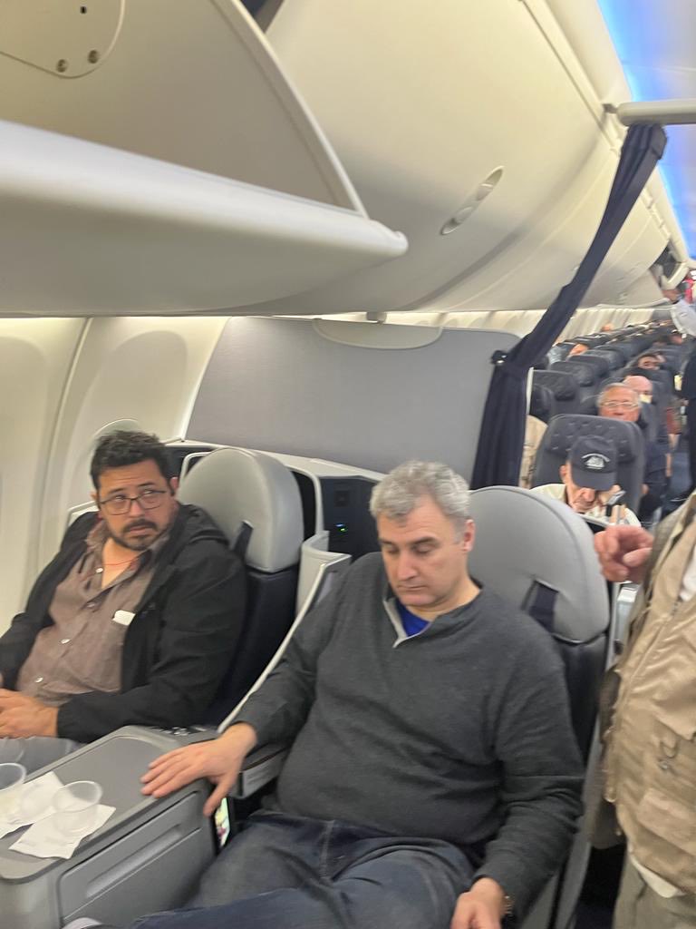 gbianchi2020's tweet photo. ¿Es noticia falsa? ¿La foto está trucada? Parece que de ser cierto vuelve  de México. https://t.co/Wbq4J9KsPy