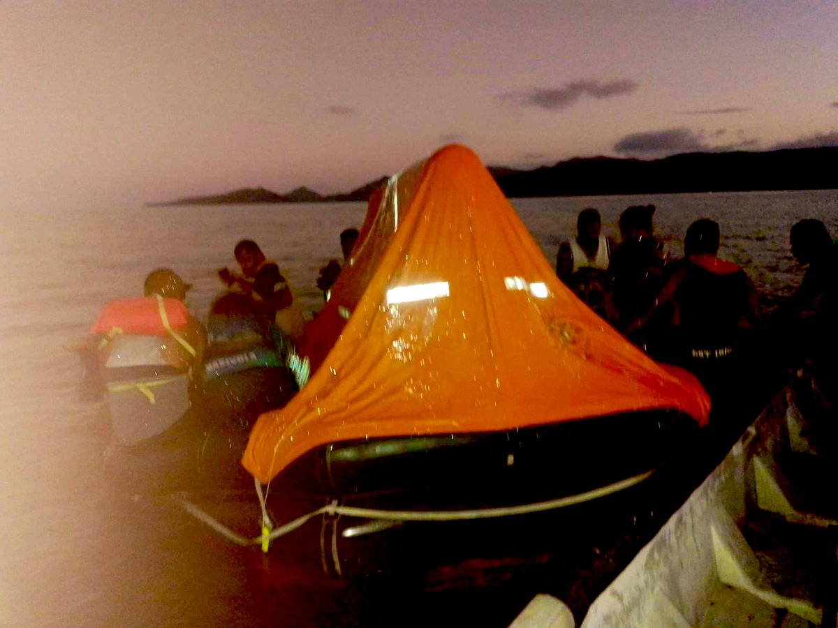 FijiNavy's tweet photo. #SAR Rescue Coordination Centre (RCC FIJI) supported by @fiji_force coordinated the rescue of 12 crew after their fishing vessel ran aground SW off Gau Is and started taking in water

A volunteer team from Nukuloa village was tasked to effect the rescue this morning…1/2 #Fiji https://t.co/IuihgnyPqp