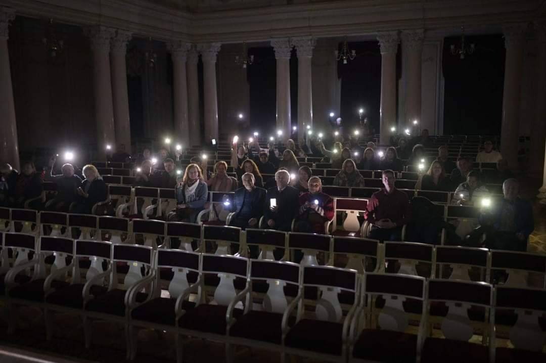 DefenceU's tweet photo. Even the absence of electricity caused by yet another massive russian rocket attack cannot stop our musicians. Today's concert in the Column Hall of the National Philharmonic of Ukraine in Kyiv was held by candlelight and light from flashlights and smartphones. https://t.co/W0JDXqp7Ss