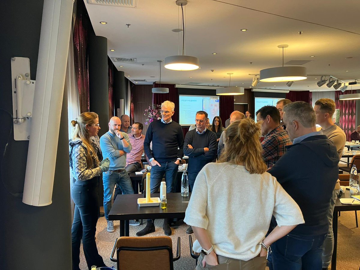 VanIperenBV's tweet photo. Een geslaagde eerste dag achter de rug met het Tuinbouwteam. Allerlei sprekers en onderwerpen rondom Weerbaar Telen komen aan bod. Op naar dag 2! #kennisdelen #tuinbouw #groeispecialist https://t.co/qNknLDW5p1