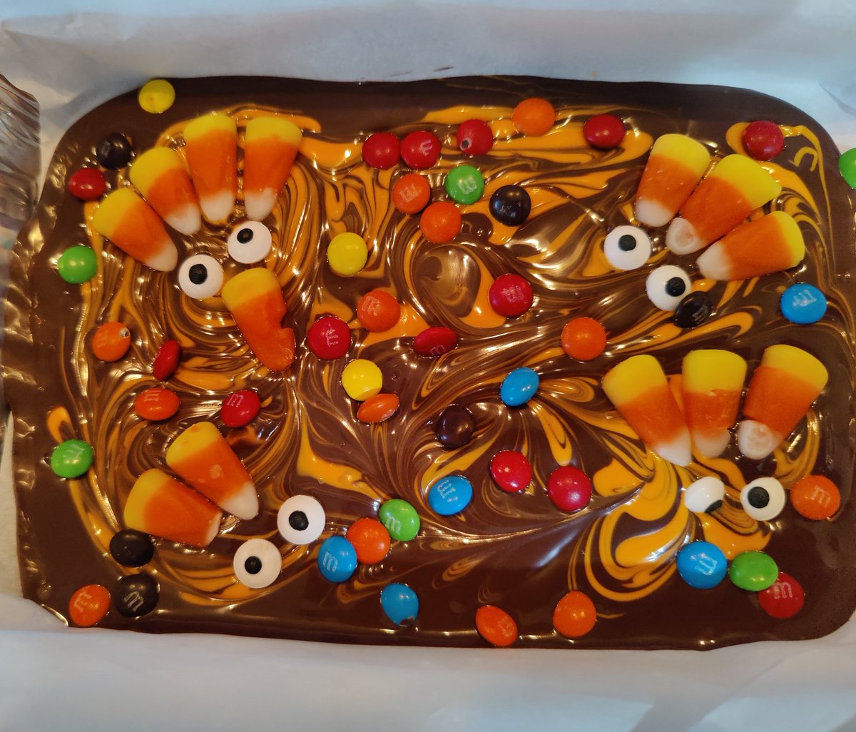 .@AlyzeSam you should look into 'I'm a chef too' I bet the kids would love it. Felix's contribution to #Thanksgiving2022 dinner. 🦃 Bark for dessert
#Baking #STEMeducation #Stem #KidsBaking