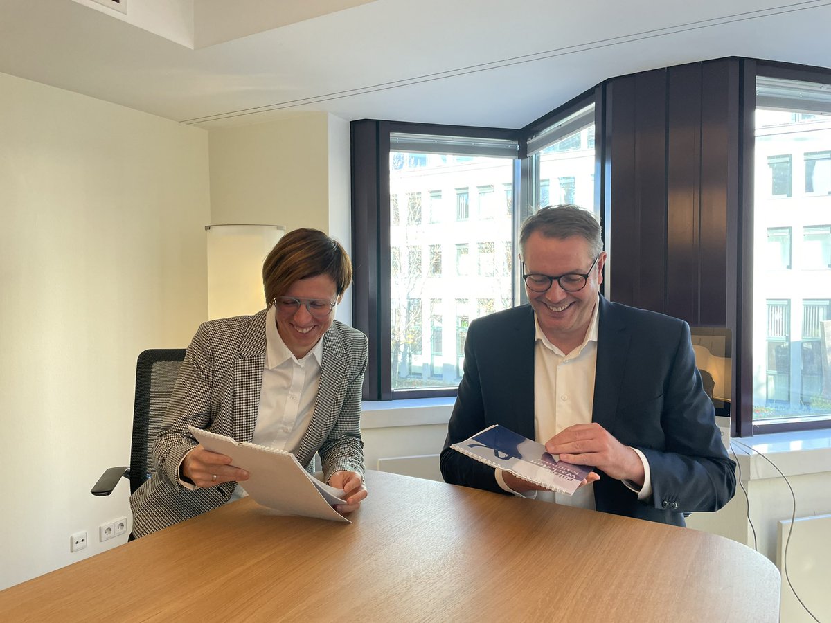 Alex_Schweitzer's tweet photo. Die Kathrin Flory (Bürgermeisterin-elect in #BadBergzabern) hat mich heute im Ministerium besucht.
Und sie hat den wunderbaren „Pälzer Werkstatt Kalänner“ dabei gehabt. Schä war’s! https://t.co/S4d2txl7dp