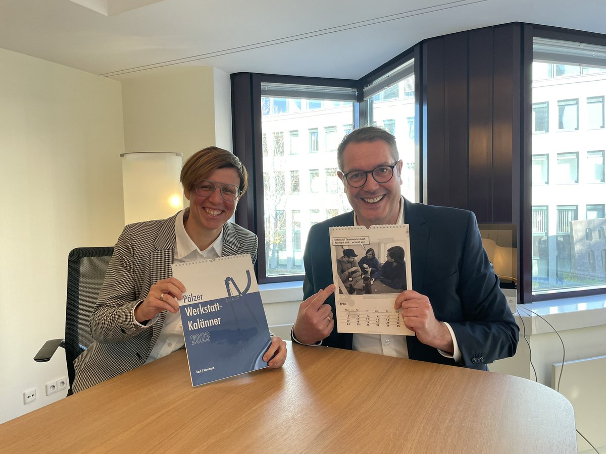 Alex_Schweitzer's tweet photo. Die Kathrin Flory (Bürgermeisterin-elect in #BadBergzabern) hat mich heute im Ministerium besucht.
Und sie hat den wunderbaren „Pälzer Werkstatt Kalänner“ dabei gehabt. Schä war’s! https://t.co/S4d2txl7dp