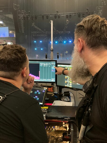 BriereProd's tweet photo. Our crew hard at work Tuning the "Rig!"

#fullproduction #briereproductiongroup #liveevents #liveshow #dayinthelife #crew #crewlife https://t.co/ZUPWTiDIR9