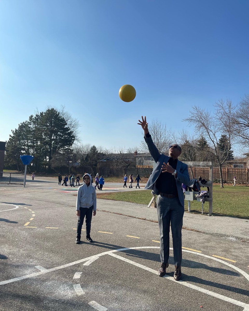 DrCharlesBestPS's tweet photo. What a wonderful addition to recess supervision today. Thank you Director Ennis for visiting with us today and taking time to shoot some baskets! #thatsDCB. #Haltondsb https://t.co/8YoP8YMae4