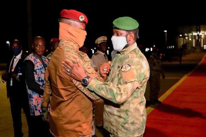 CheickIbtidiani's tweet photo. #Mali - #Burkina 

Parce qu'on #croit en soi, on ne cherche pas à #convaincre les autres.

Parce qu'on est #content de soi, on n'a pas besoin de l'#approbation des autres.

Parce qu'on s'#accepte, le #monde entier l'accepte.

Soyons unis dans l'unité 🇧🇫🇲🇱 ✌🏿. https://t.co/lpNyoDnbVC
