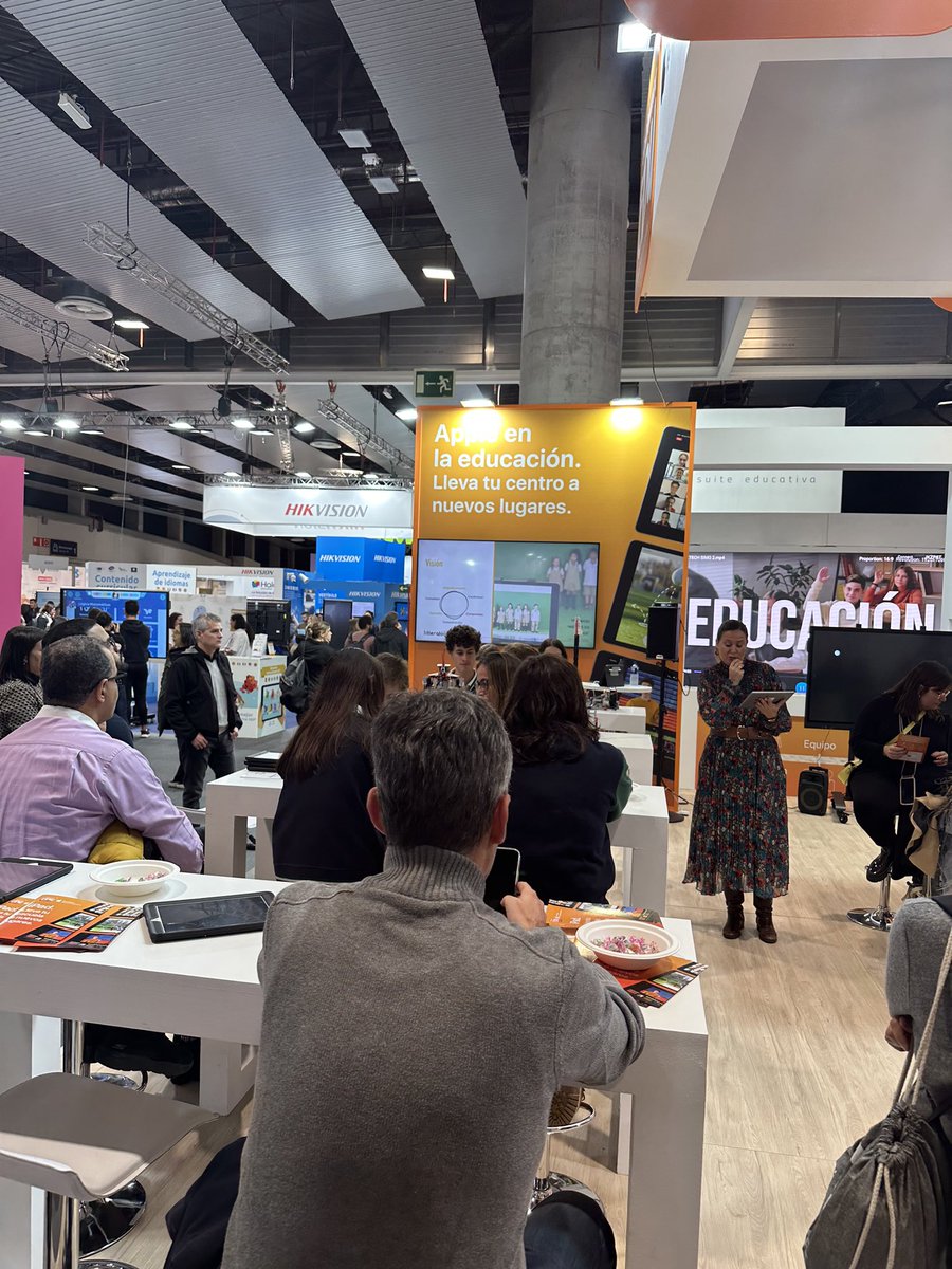 Día ✌🏼 en @simoedu_ 

Momento de disfrutar con <a href="/colelitterator/">Colegio Litterator</a> <a href="/EnriqueFyQ/">Enrique Ferrero Mollá</a> <a href="/cpoyatos/">César Poyatos Dorado @cpoyatos.bsky.social</a> y <a href="/LuciaGOrtego/">Lucía García Ortego</a>, pero sobre todo disfrutar de todo el alumnado que nos ha dado una auténtica lección de creatividad y del potencial uso del iPad en el aula 🙌🏽

#simo #simoeducación #simoedu22