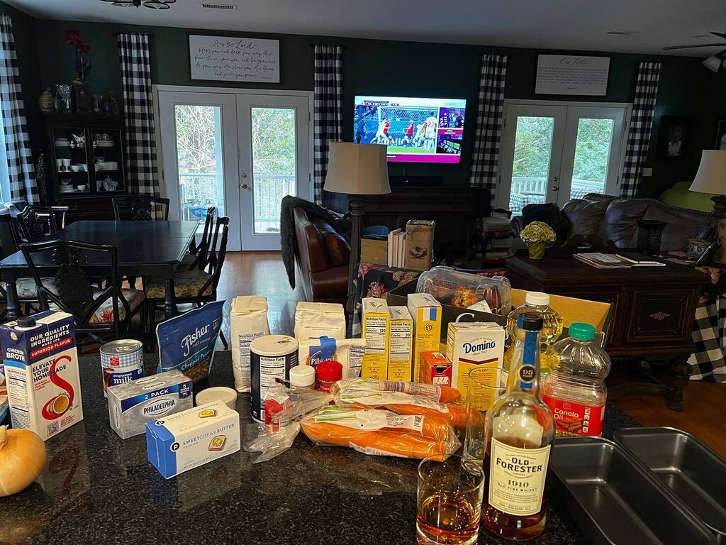 KitPalmer's tweet photo. Fútbol, baking &amp; bourbon. Not a bad way to spend Thanksgiving Eve. ⚽️ 🇺🇸 🥧 🦃 🥃 https://t.co/UMH2h1eX76 https://t.co/6thMHGwp6D