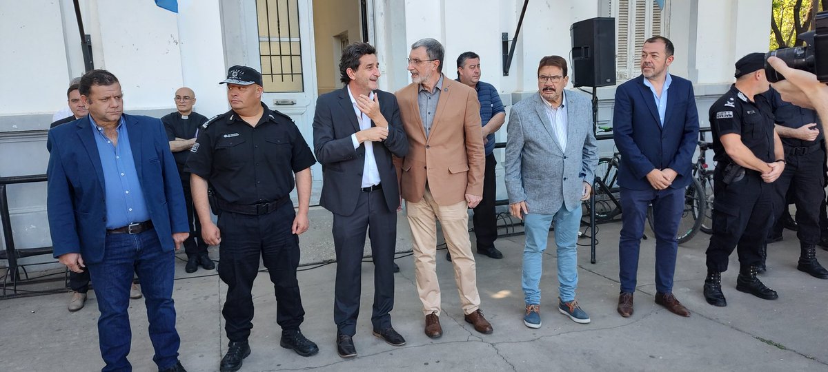 RimoldiRuben's tweet photo. Hoy estuve presente en la ciudad de #Casilda, para hacer entrega de 10 camionetas 0km a la Unidad Regional IV del Dpto. Caseros, los vehículos fueron distribuidos entre Bigand, Berabevú, Los Molinos, San José de la Esquina y Arteaga. @MinSegSF @ERosconi @AndresGolosetti https://t.co/60bbSuaC3E