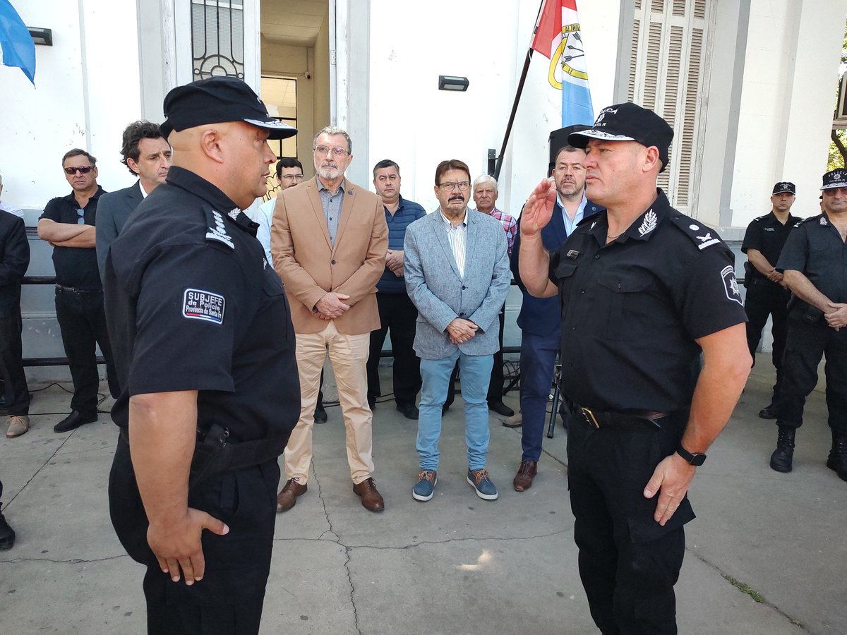 RimoldiRuben's tweet photo. Hoy estuve presente en la ciudad de #Casilda, para hacer entrega de 10 camionetas 0km a la Unidad Regional IV del Dpto. Caseros, los vehículos fueron distribuidos entre Bigand, Berabevú, Los Molinos, San José de la Esquina y Arteaga. @MinSegSF @ERosconi @AndresGolosetti https://t.co/60bbSuaC3E