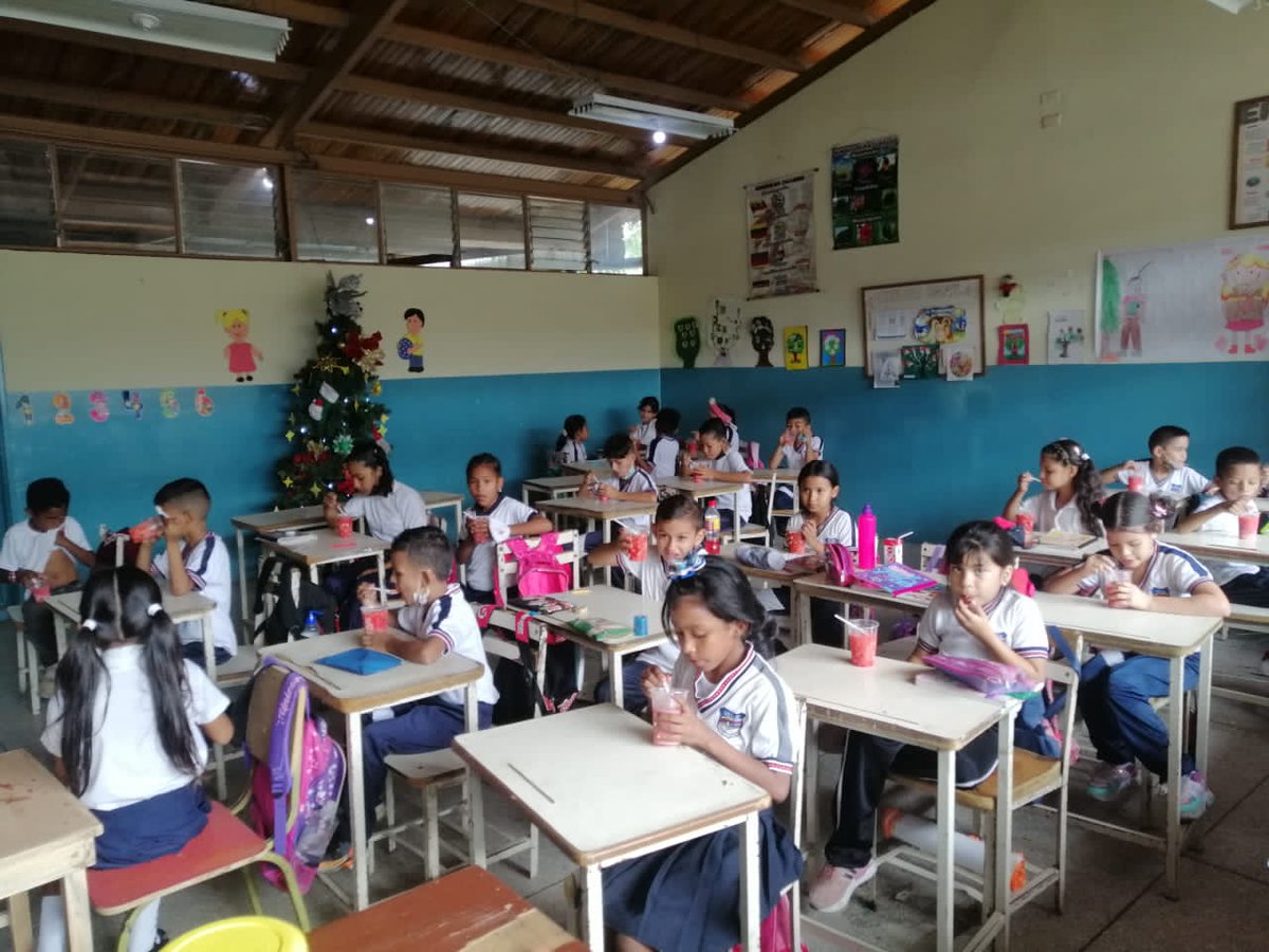 AntonioMariaPR's tweet photo. Compartir de 3er grado sobre el Día de la Alimentación @NicolasMaduro @ZonaEducTachira @Crazet2011 @Div_Ini_Pri_Esp @BolivarianasZET @Berzabethg1 @FernandoRojas6 https://t.co/za7Ey4r0iZ