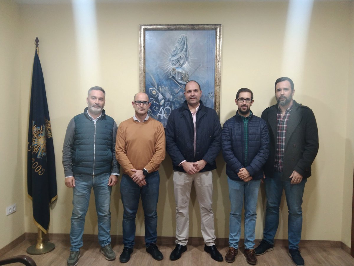 #SonesdeSoL • En la noche de hoy hemos tenido una visita muy especial, nos visitó nuestra querida <a href="/HdOracionHuelva/">Archicofradía de Vera+Cruz y Oración en el Huerto</a> y se hizo efectiva la firma del contrato para acompañar a la Oración en el Huerto el próximo Jueves Santo por las calles de Huelva.

☀️🎺🥁 #PorSevillaSiempre