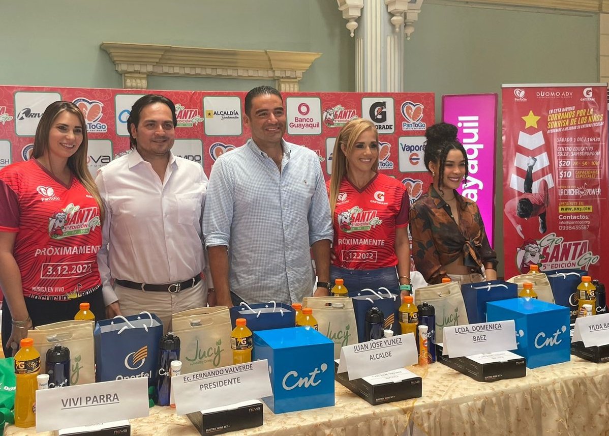 LaViviParra's tweet photo. Se viene la carrera #GoSantaGo este 3 de Diciembre. Va a estar genial. Un honor ser parte de esta gran carrera junto a Fernando Valverde, Alcalde de Samborondón Juan José Yunez @juanjoseyunez ,#DomeBaez y @yilda_oficial 
Se animan a correr? 😉 https://t.co/I6OMMyP01E