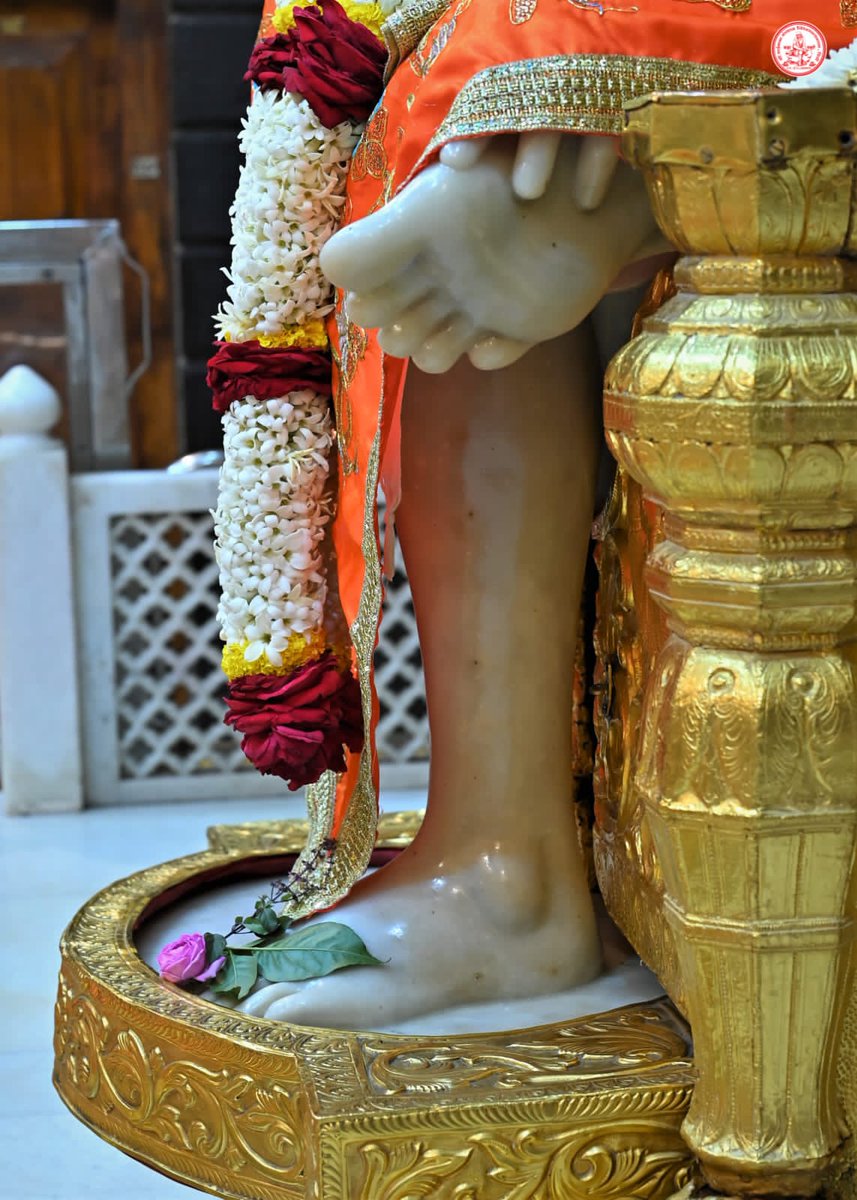 🙏🏼Shirdi Sai Baba Darshan🙏🏼
🌹Thursday 24 November 2022🌹
Sai Baba: If you want anything, beg of the Lord, renounce worldly honours, try to get Lord's grace and blessings and be honoured in His court. Do not be deluded by worldly honour.
