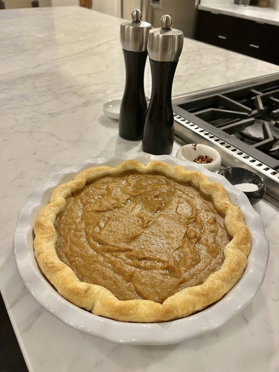 ElisaTHahn's tweet image. For my tweeps - this pie is for you. (But my fam will eat it tomorrow.) Happy Thanksgiving!!! 🦃🍁🍽