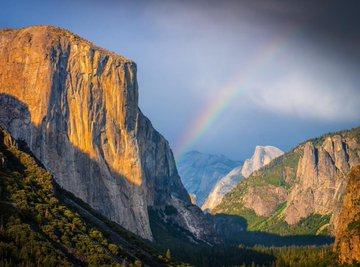 joey__joey86's tweet image. Looking up at the rooftop, the peaks are shrouded in clouds and mist, and the mountain trails meander like a ribbon falling from the clouds. Visitors are like little white dots, scattered on the ribbon, slowly moving upward.😊😊